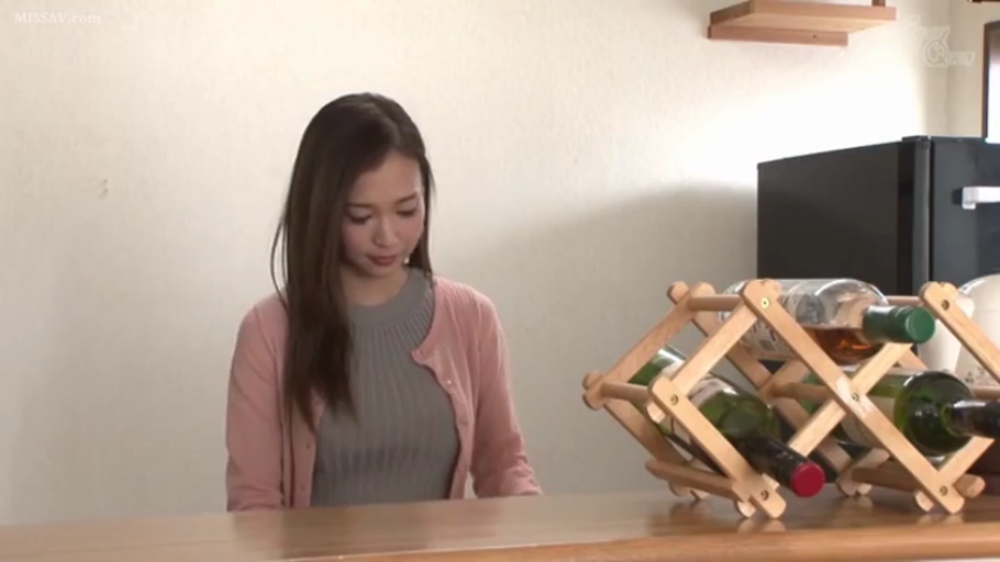 站立 · 中景 · 剧情 · 针织衫 · 观望 · 疑惑 · 库房 · 鞋盒