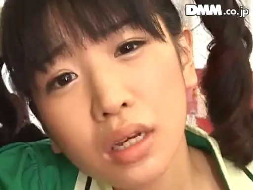 室内 · 脸部特写 · 迷离 · 对视 · 双马尾 · 张嘴 · 大特写 · 绿色上衣