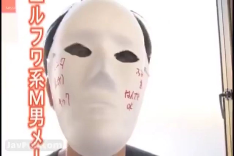 室内 · 注视 · 黑色T恤 · 头部特写 · 正面 · 无表情 · 日文字幕 · 白色面具