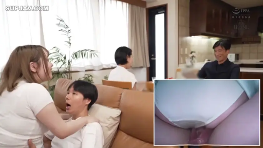 白色短袖 · Close-up of private parts · Living room · Straddle · 惊讶 · 跳蛋 · 画中画 · 当众使用性玩具