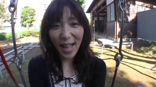 坐姿 · 臉部特寫 · 笑容 · 公园 · POV · 说话 · 黑色开衫 · 秋千