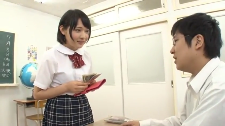 全身 · 站姿 · 摆拍 · 微笑 · 客厅 · 灯具 · 高雅 · 长礼服