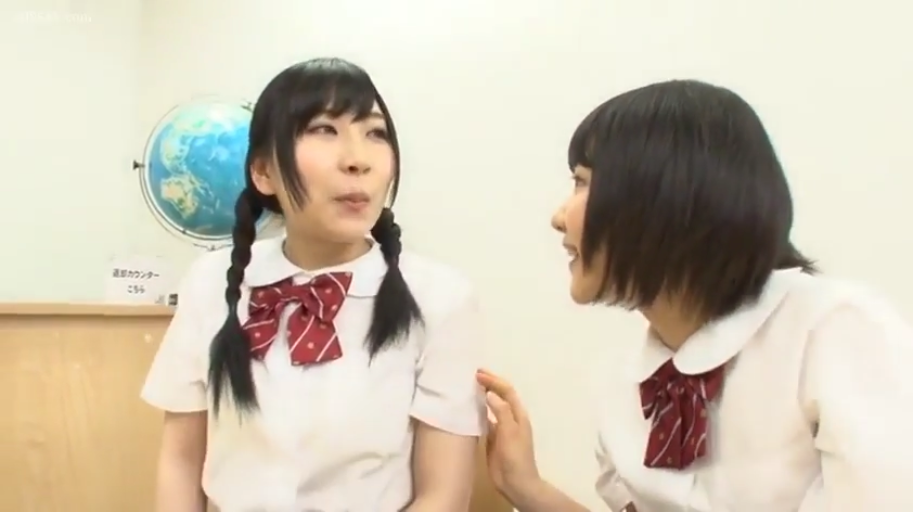 坐姿 · 教室 · 中景 · 微笑 · 对话 · JK制服 · 双人 · 地球仪