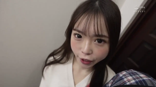 室内 · 面部 · 自然 · POV视角 · 互动 · 俯视 · 白色V领衫