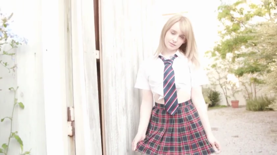 全身 · 站立 · 展示 · 自然 · 學生制服 · 户外 · 金髮