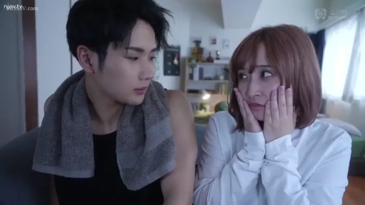 室內 · 羞澀 · 半身 · 居家 · 托腮 · 交流 · 毛巾 · 白色长袖