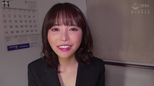 坐姿 · 单人 · 办公室 · 微笑 · 面部特写 · 黑色西装 · 对镜微笑 · 日历