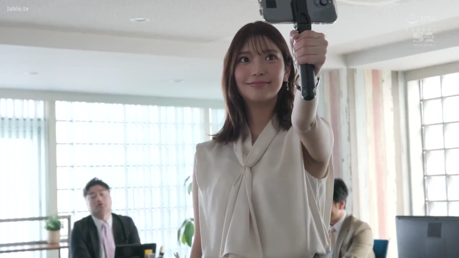 人物半身特写 · 办公室 · 自信 · 自拍杆 · 无袖白色衬衫