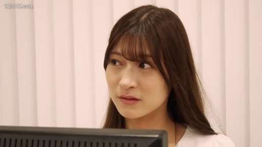 顔部のクローズアップ · 办公室 · パソコン ディスプレイ · 白い上着 · 注視 · 长发 · 忧虑 · 正面