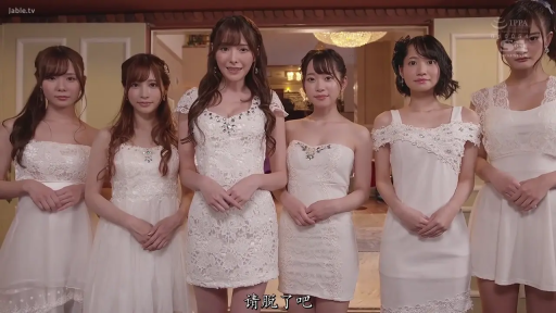 室内 · 站立 · 中景 · 微笑 · 多人 · 凝视镜头 · 白色礼裙