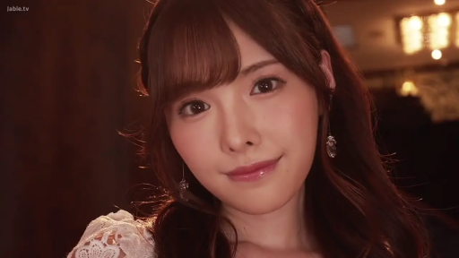 室内 · 脸部特写 · 注视 · 耳坠 · 甜美微笑 · 蕾丝裙 · 柔光照明 · 侧头正面