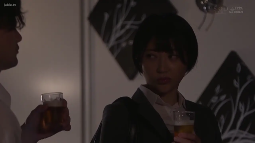 站立 · 中景 · 职业装 · 酒杯 · 酒吧 · 暗光 · 冷淡 · 持杯