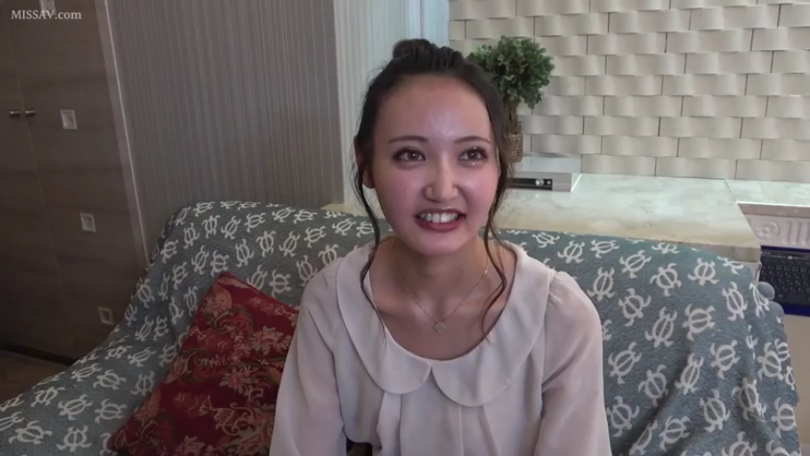 Sitting Posture · 面部特写 · Indoor sofa · 白色圆领上衣