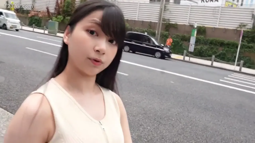 站姿 · 自然 · 街道 · 近景 · 户外 · 注视镜头 · 汽车 · 米色背心