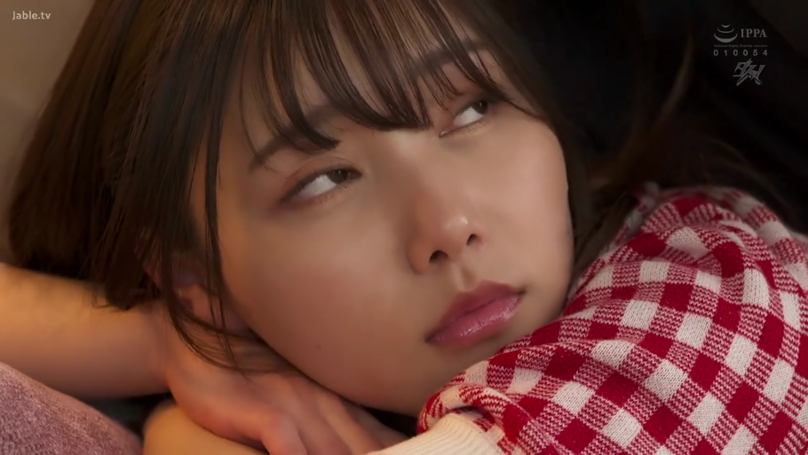 室内 · 脸部特写 · 凝视 · 躺卧 · 日本AV · 翻白眼 · 格纹上衣