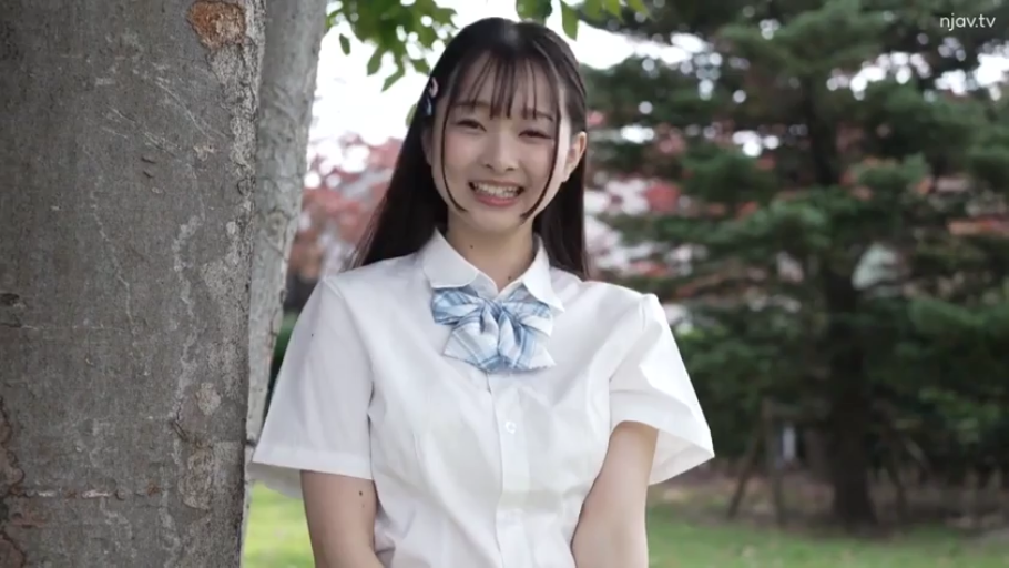 甜美 · 站立 · 半身 · JK制服 · 清纯 · 户外 · 对镜微笑