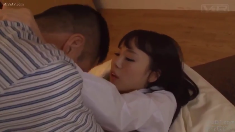 室内 · 迷离 · 性行为 · 白衬衫 · 仰卧 · 面部特写 · 被褥 · 日本AV