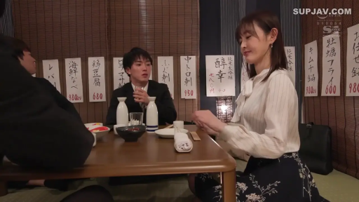 室内 · 坐姿 · 自然 · 衬衫 · 餐厅 · 餐具 · 聚餐