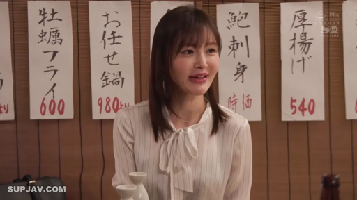 坐姿 · 微笑 · 条纹衬衫 · 自然 · 半身特写 · 酒杯 · 剧情 · 居酒屋