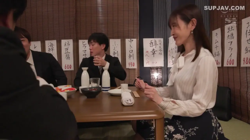 座り姿勢 · 微笑 · ストライプシャツ · 酒瓶 · チャット · 居酒屋 · 聚餐