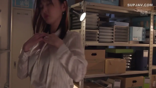 室内 · 站姿 · 平静 · 白色衬衫 · 上半身 · 货架 · 储物间 · 系扣子