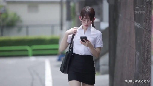 集中 · 中景 · 职场女性 · 街道 · 行走 · 携帯電話 · OL制服 · 玩手机