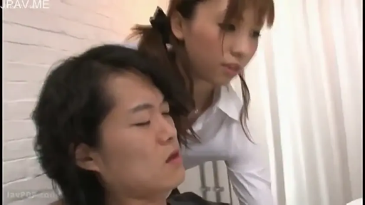 室内 · 俯身 · 白色衬衫 · 互动 · 剧情 · 痛苦 · 近景