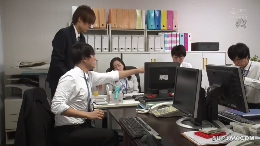 坐姿 · 严肃 · 办公室 · 全景 · 电脑 · 职业装 · 办公 · 职场剧情