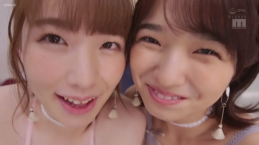 Indoor · Close-up of the face · Smile · Eye contact · 双人 · Strap · 耳饰 · 靠拢