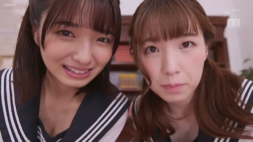 室内 · 俯身 · 脸部特写 · 微笑 · 注视镜头 · 两人 · 水手服 · 书架