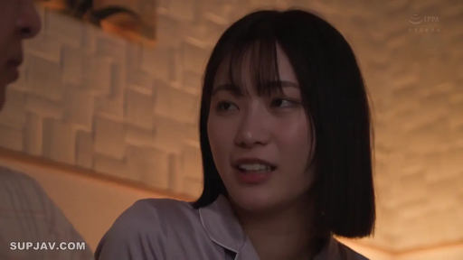 室內 · 坐姿 · 交谈 · 臉部特寫 · 自然 · 睡衣 · 亚洲女性