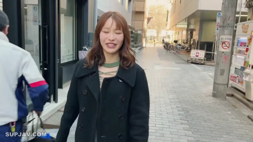 站立 · 半身 · 户外街道 · 黑色大衣