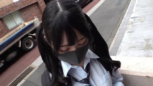 站立 · 中景 · JK制服 · 平淡 · 口罩 · 户外街道 · 整理口罩 · 街头随拍