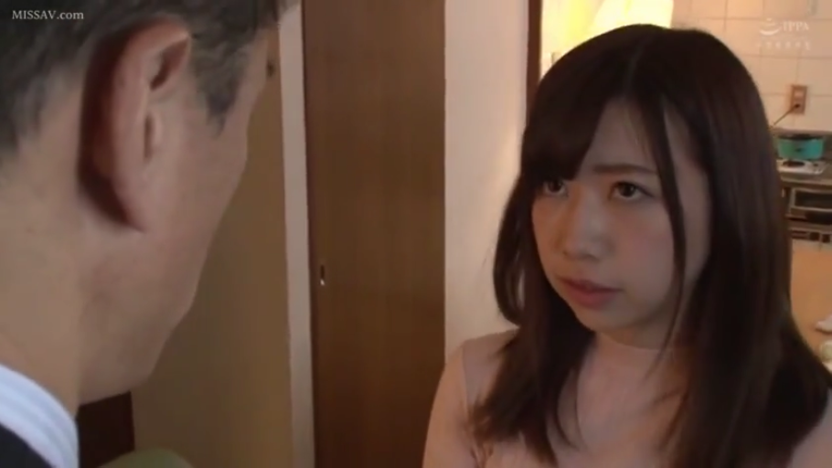 室内 · 严肃 · 面部特写 · 凝视 · 面对面站立 · 粉色无袖上衣 · 中长发