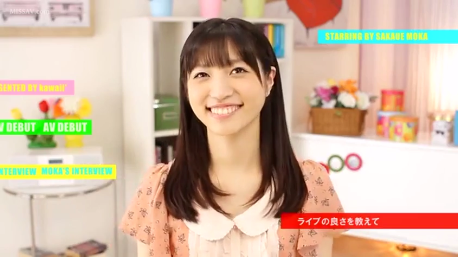 半身特写 · 注视镜头 · 笑容 · 碎花连衣裙 · 室内房间 · 端正坐姿 · 背景摆件 · 新人访谈