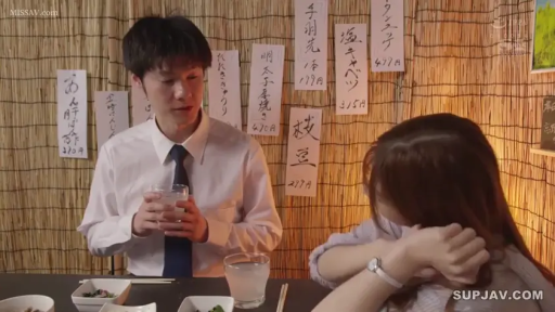 坐姿 · 嚴肅 · 中景 · 白襯衫 · 酒杯 · 饮酒 · 居酒屋 · 职场社交