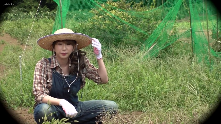 格子衬衫 · 全身 · 蹲姿 · 微笑 · 手套 · 草帽 · 劳作 · 农田