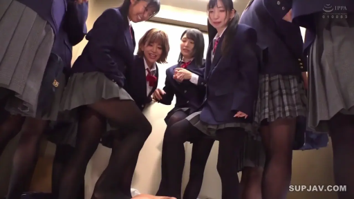 室內 · 站立 · 多人 · JK制服 · 笑容 · 踩踏