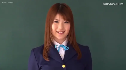 校服 · 教室 · 站立 · 微笑 · 面对镜头 · 黑板 · 清纯 · 头像