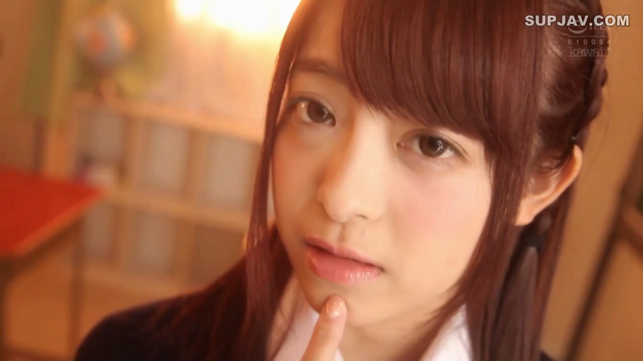 教室 · 面部特写 · 学生制服 · 注视镜头 · 正面站立 · 地球仪 · 清纯表情 · 日系女子