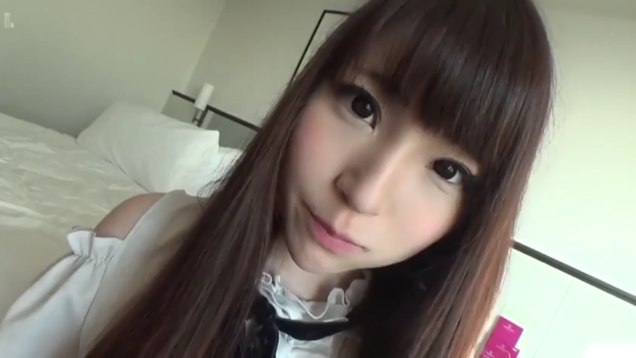 臉部特寫 · 臥室 · 白色荷叶边上衣