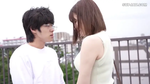 交谈 · 严肃 · 眼镜 · 站立 · 中景 · 露台 · 剧情截图 · 白色休闲服