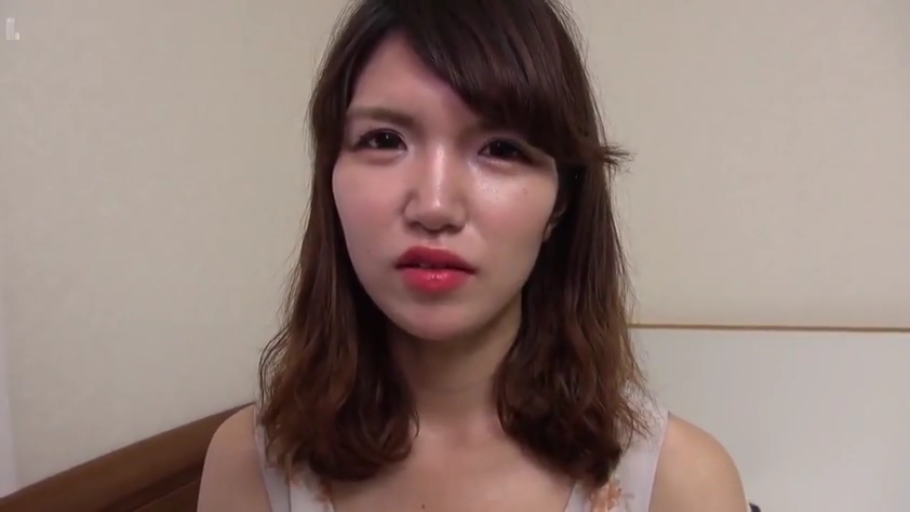 室内 · 顔のクローズアップ · 注视镜头 · 长发 · 无袖上衣 · 微かに口を開く · 正面坐姿