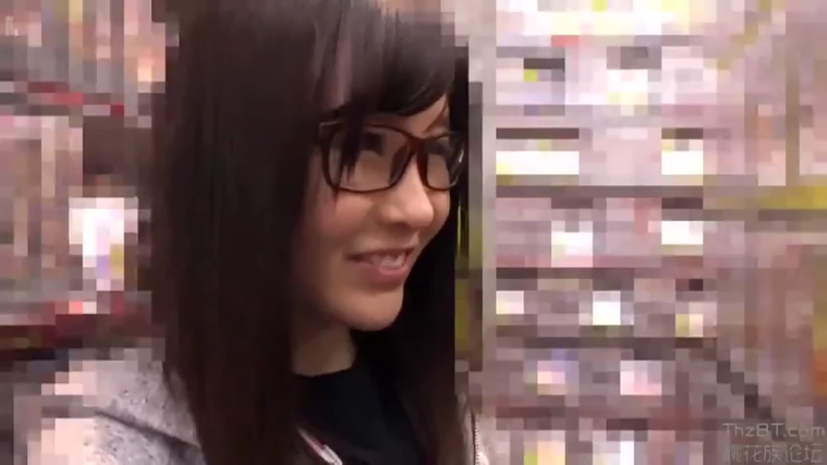 室内 · 面部特写 · 灰色连帽衫