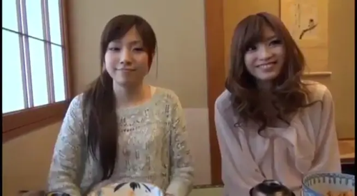 坐姿 · 和室 · 中景 · 针织衫 · 喜悦 · 聚餐 · 碗筷 · 素人风格