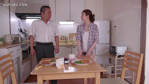 超短裤 · 会話 · 全身 · 站立 · 自然 · 餐厅