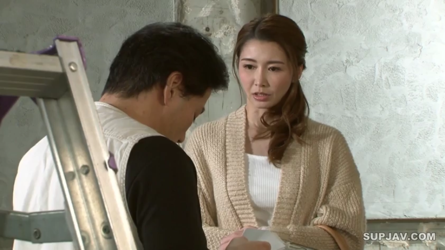 Indoor · Stand · Half-body · 对话 · Ladder · Mature woman · 担忧 · 针织开衫