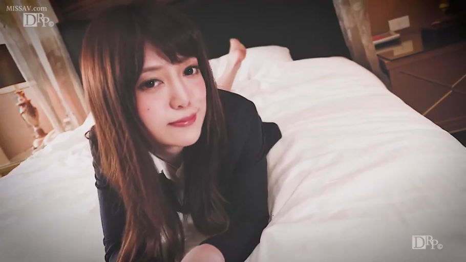 卧室 · 微笑 · 床 · 面部特写 · 职业装 · 趴卧 · 注视镜头 · 长发