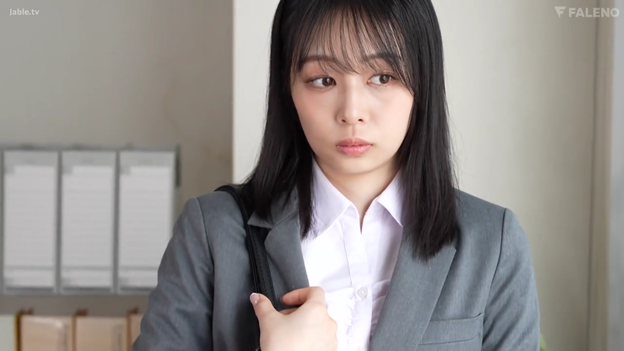 投入 · 俯卧 · 枕头 · 特写 · 被褥 · 亲密接触 · 白T恤 · 吸吮乳房
