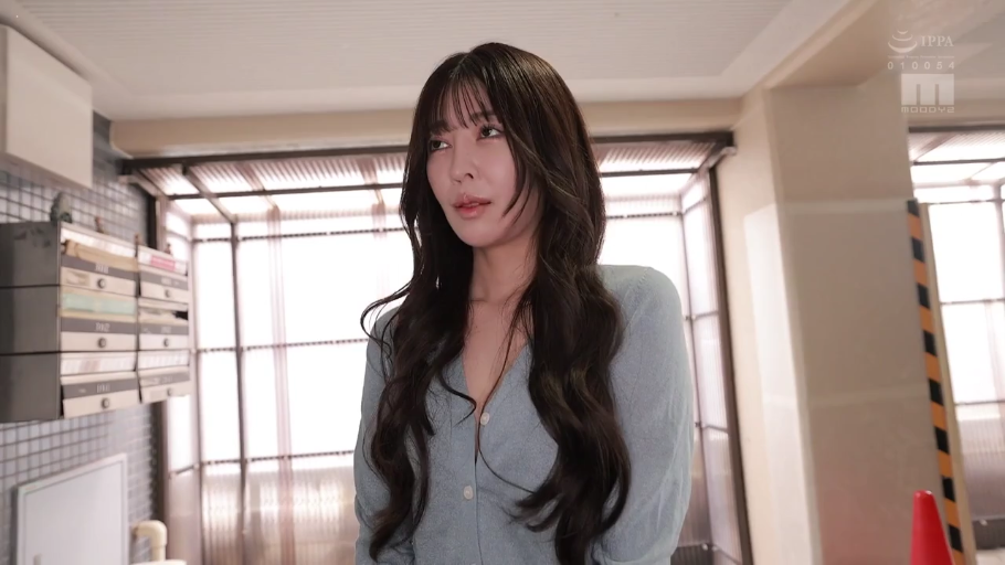 忧郁 · 站立 · 半身 · 凝视 · 针织衫 · 侧颜 · 邮箱 · 门厅